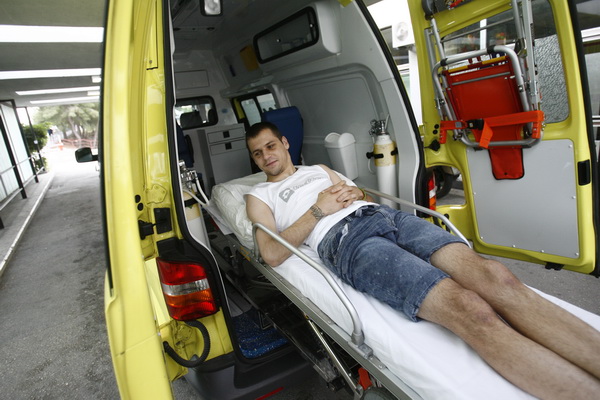 Split, 070611.
Nogometas Drago Gabric napustio je Odjel neurokirurgije KBC-a Split nesto poslije sedam sati i u pratnji majke Milene, sestre blizanke Paskvaline i kuma otputovao na oporavak u Krapinske toplice vozilom hitne pomoci, kojim je upravljao Drag Split, 070611.
Nogometas Drago Gabric napustio je Odjel neurokirurgije KBC-a Split nesto poslije sedam sati i u pratnji majke Milene, sestre blizanke Paskvaline i kuma otputovao na oporavak u Krapinske toplice vozilom hitne pomoci, kojim je upravljao Drag