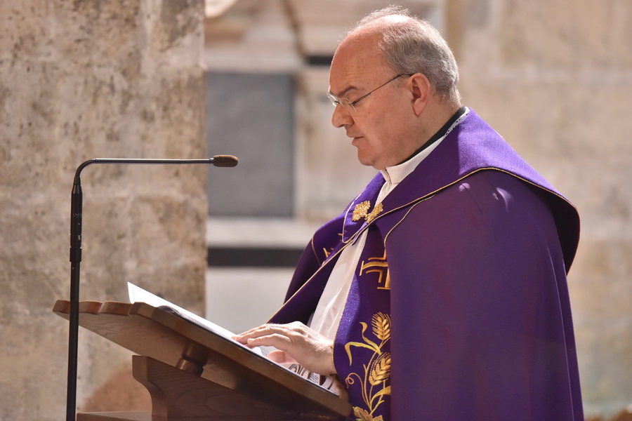 Upaljene prve adventske svijeće u crkvi sv. Šime i na Trgu Petra Zoranića