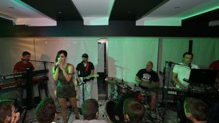 Zadar – Nives Celzijus nastupila je sa svojim pratecim bendom u Hitch baru. Photo: Filip Brala/PIXSELL