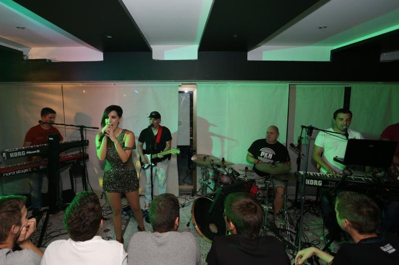 Zadar – Nives Celzijus nastupila je sa svojim pratecim bendom u Hitch baru. Photo: Filip Brala/PIXSELL