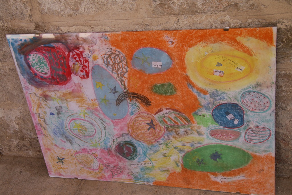 Izložba nosi naziv “Približavanje – stih i slika”, a otvara se u klaustru samostana Sv. Frane. Izložba nosi naziv “Približavanje – stih i slika”, a otvara se u klaustru samostana Sv. Frane.