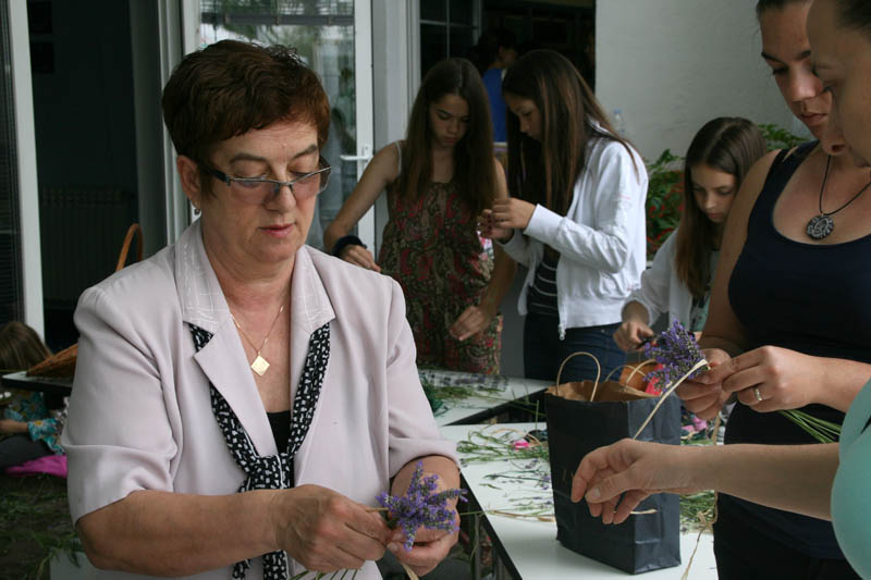 Danas je održana kreativna radionica za velike i male u organizaciji Dječjeg odjela Gradske knjižnice Zadar: izrada stručaka i jastučića od lavande od 10-12 h. Radionicu je vodila gospođa Jadranka Plantak. Foto by Lucija Juravic Danas je održana kreativna radionica za velike i male u organizaciji Dječjeg odjela Gradske knjižnice Zadar: izrada stručaka i jastučića od lavande od 10-12 h. Radionicu je vodila gospođa Jadranka Plantak. Foto by Lucija Juravic