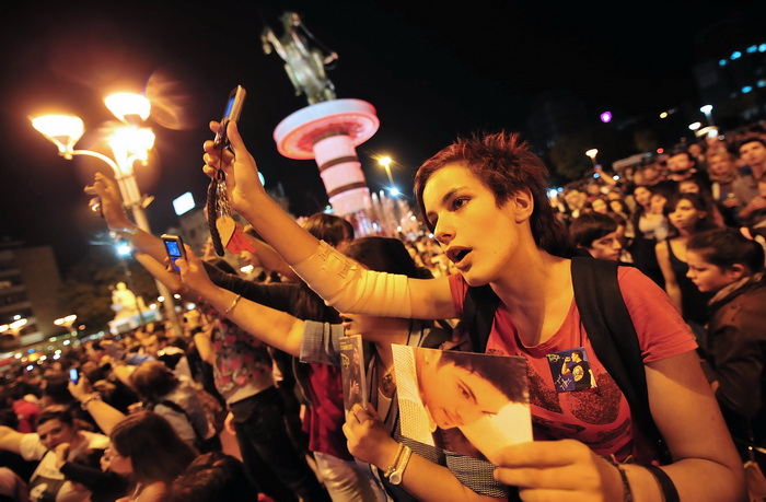 Skopje, 061011.
Fanovi megazvijezde Tose Proeskog i dalje obiljezavaju 5 listopad, dan kada je odrzao svoj posljednji koncert u Skopju.Tim se povodom na trgu ‘Makedonija’ u Skopju odrzala tradicionalna manifestacija ‘Zvjezdano nebo za Tosu’ koja je tra Skopje, 061011.
Fanovi megazvijezde Tose Proeskog i dalje obiljezavaju 5 listopad, dan kada je odrzao svoj posljednji koncert u Skopju.Tim se povodom na trgu ‘Makedonija’ u Skopju odrzala tradicionalna manifestacija ‘Zvjezdano nebo za Tosu’ koja je tra