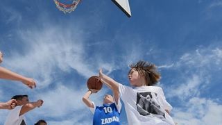 Povodom 20. godisnjice smrti kosarkaskog velikana Krese Cosica, uz humanitarnu prodaju proizvoda po simbolicnima cijenama na Forumu je organizirana izlozba njegovih fotografija, a najmladji su sudjelovali u kosarkaskom turniru. Ljerka Cosic s obitelji. Ph Povodom 20. godisnjice smrti kosarkaskog velikana Krese Cosica, uz humanitarnu prodaju proizvoda po simbolicnima cijenama na Forumu je organizirana izlozba njegovih fotografija, a najmladji su sudjelovali u kosarkaskom turniru. Ljerka Cosic s obitelji. Ph