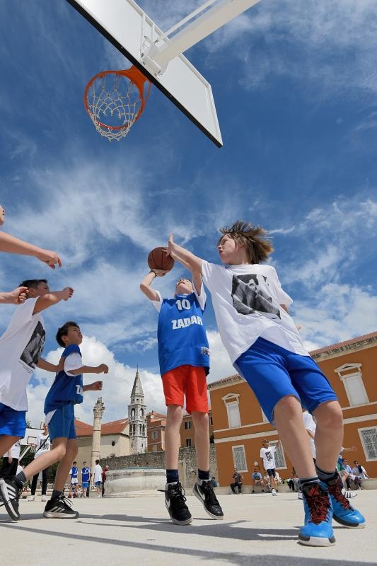Povodom 20. godisnjice smrti kosarkaskog velikana Krese Cosica, uz humanitarnu prodaju proizvoda po simbolicnima cijenama na Forumu je organizirana izlozba njegovih fotografija, a najmladji su sudjelovali u kosarkaskom turniru. Ljerka Cosic s obitelji. Ph Povodom 20. godisnjice smrti kosarkaskog velikana Krese Cosica, uz humanitarnu prodaju proizvoda po simbolicnima cijenama na Forumu je organizirana izlozba njegovih fotografija, a najmladji su sudjelovali u kosarkaskom turniru. Ljerka Cosic s obitelji. Ph