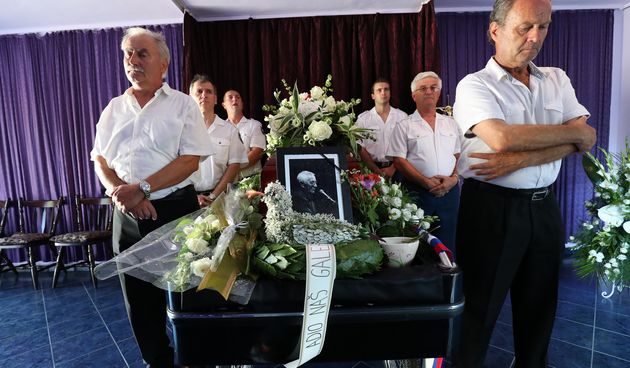 Obitelj, prijatelji, suradnici i obožavatelji došli se pokloniti i oprostiti od Olivera