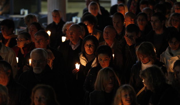 Zadar, 181110
Vise stotina Zadrana veceras je s upaljenim svijecama u molitvenom hodu Kalelargom odalo pocast stradalima u Skabrnji i Vukovaru, ali i svima koji su dali zivot za Hrvatsku slobodu.
Foto: Jure Miskovic / CROPIX