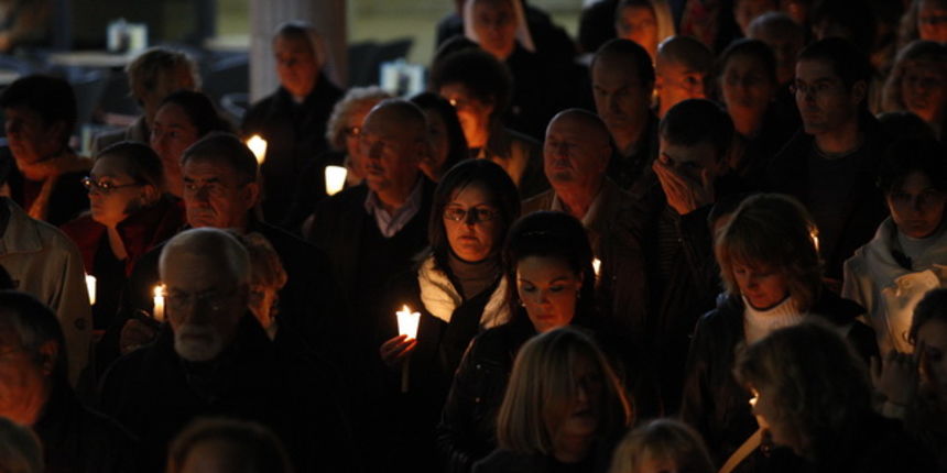 Zadar, 181110
Vise stotina Zadrana veceras je s upaljenim svijecama u molitvenom hodu Kalelargom odalo pocast stradalima u Skabrnji i Vukovaru, ali i svima koji su dali zivot za Hrvatsku slobodu.
Foto: Jure Miskovic / CROPIX