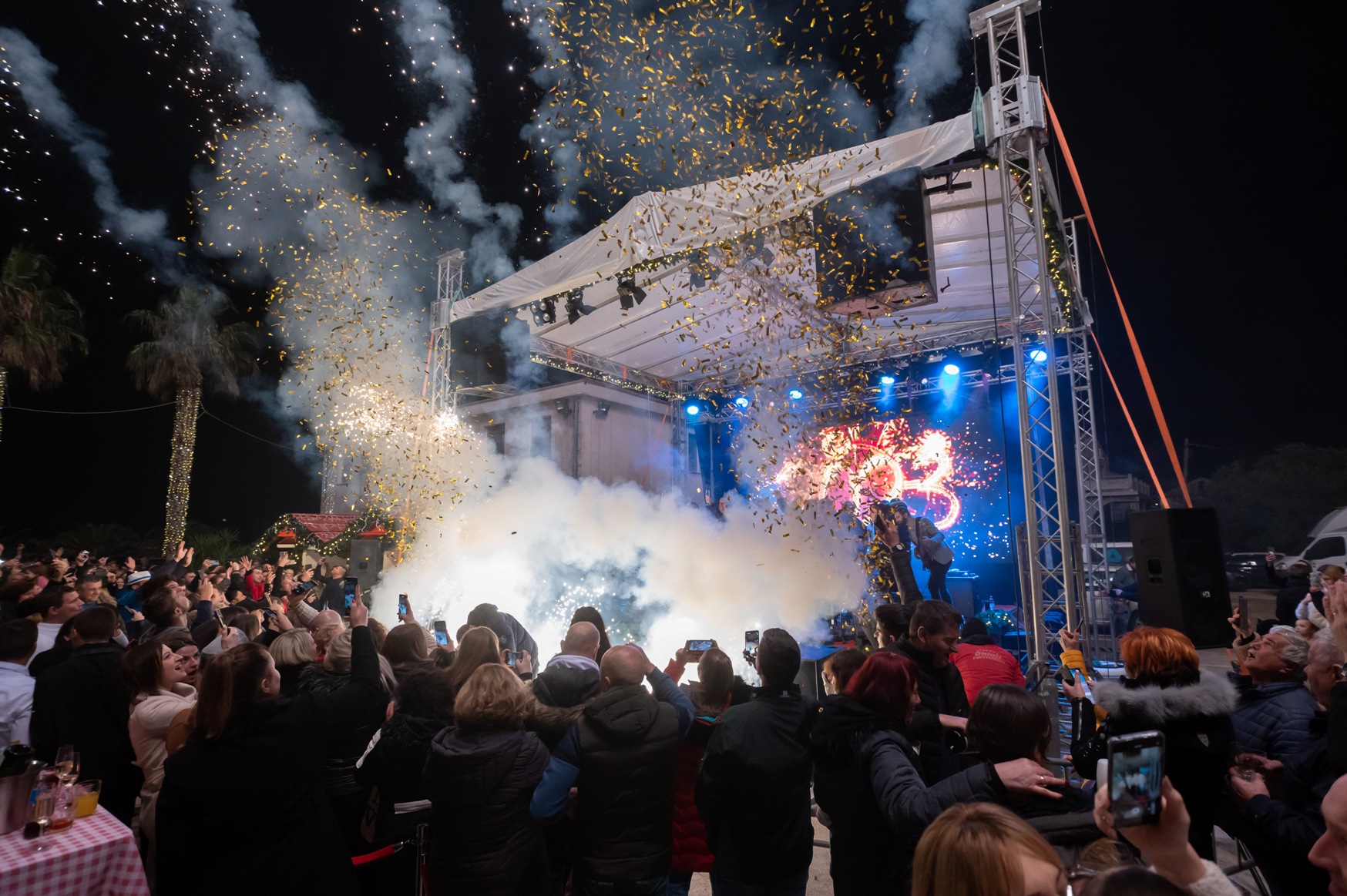 Vatromet, tisuće konfeta, šampanjac, prskalice i koncert Ivana Zaka i Tempo Banda