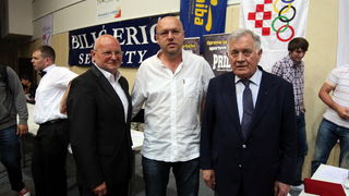 Zadar, 210413.
Dvorana Kresimira Cosica. Prvenstvo Hrvatske u boksu. Na fotografiji (s lijeva) Zlatko Matesa, Petar Knezevic i Antun Vrdoljak.
Foto: Jure Miskovic / CROPIX Zadar, 210413.
Dvorana Kresimira Cosica. Prvenstvo Hrvatske u boksu. Na fotografiji (s lijeva) Zlatko Matesa, Petar Knezevic i Antun Vrdoljak.
Foto: Jure Miskovic / CROPIX