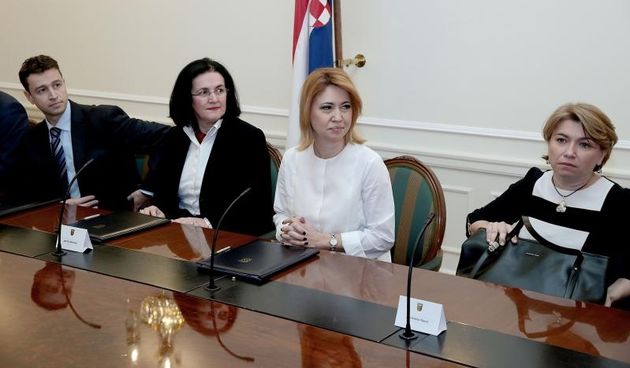 Potpredsjednica Vlade Republike Hrvatske i ministrica socijalne politike i mladih Milanka Opacic potpisala je s predstavnicima banaka i teleoperatera Sporazum za ublazavanje financijskih teskoca odredjenog dijela gradjana koji su ovrsenici u postupcima pr