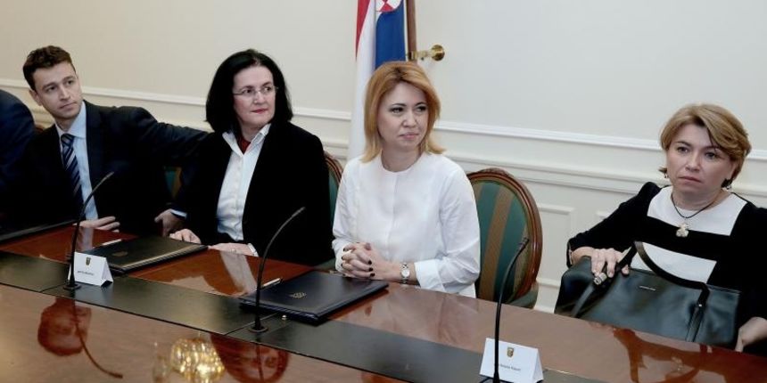 Potpredsjednica Vlade Republike Hrvatske i ministrica socijalne politike i mladih Milanka Opacic potpisala je s predstavnicima banaka i teleoperatera Sporazum za ublazavanje financijskih teskoca odredjenog dijela gradjana koji su ovrsenici u postupcima pr Potpredsjednica Vlade Republike Hrvatske i ministrica socijalne politike i mladih Milanka Opacic potpisala je s predstavnicima banaka i teleoperatera Sporazum za ublazavanje financijskih teskoca odredjenog dijela gradjana koji su ovrsenici u postupcima pr