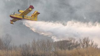 Veliki požar kod Ražanca uz vatrogasce gasili kanader i air tractor