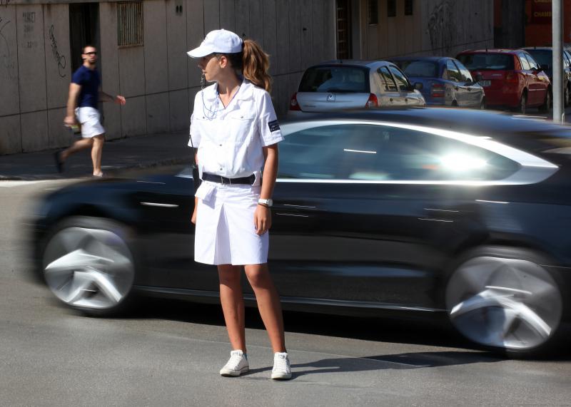 18.07.2013., Zadar – Prometna jedinica mladezi, mladi zadarski bobiji kako im tepaju gradjani uvelike pridonose olaksanom kretanju automobila kroz grad. Bez njih vecina raskrizja te ulice blize centru grada bile bi zagusene zbog prometnih cepova. Velika 18.07.2013., Zadar – Prometna jedinica mladezi, mladi zadarski bobiji kako im tepaju gradjani uvelike pridonose olaksanom kretanju automobila kroz grad. Bez njih vecina raskrizja te ulice blize centru grada bile bi zagusene zbog prometnih cepova. Velika