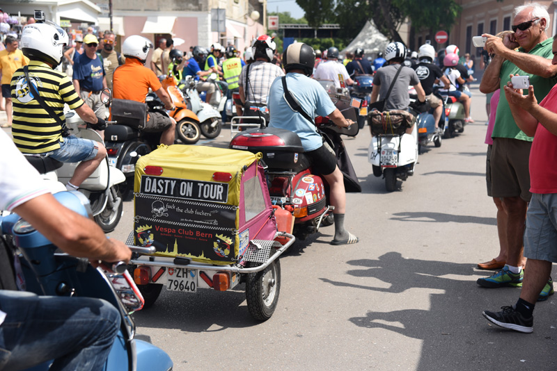 Spektakularni defile vespaša, foto: Vinko Pešić Spektakularni defile vespaša, foto: Vinko Pešić