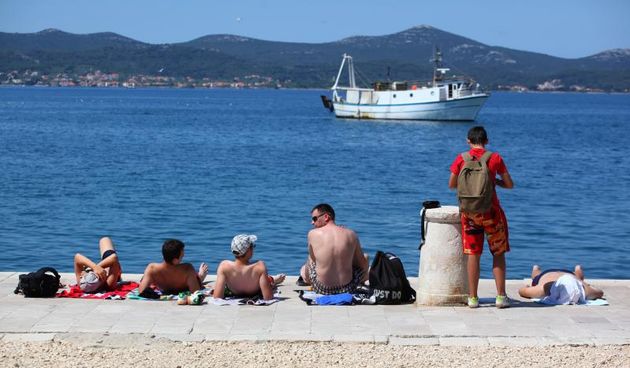 23.06.2013., Zadar – Osim na plazama turisti se kupaju i na rivi u rani jutarnjim satima. Riva je jedno od omiljenijih kupalista za mlade obzirom da sluzi i kao dobra skakaonica u more. Photo: Zeljko Mrsic/PIXSELL Autor  Zeljko Mrsic/PIXSELL KLJUČNE RIJ