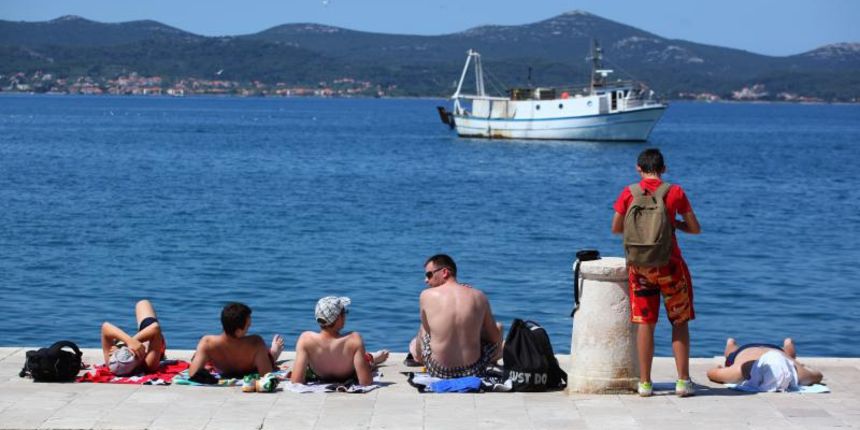 23.06.2013., Zadar – Osim na plazama turisti se kupaju i na rivi u rani jutarnjim satima. Riva je jedno od omiljenijih kupalista za mlade obzirom da sluzi i kao dobra skakaonica u more. Photo: Zeljko Mrsic/PIXSELL Autor  Zeljko Mrsic/PIXSELL KLJUČNE RIJ