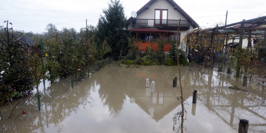 Varazdin, 061112.Vrhunac vodenog vala iz Slovenije u Hrvatsku je usao tijekom noci. U mjestu Otok Virje Drava se izlila i dosla do kuca, ugrozivsi 60 kucanstava sa oko 250 stanovnika kojima pomaze oko 70 spasitelja. Vatrogasci pomazu stanovnicima izgradj