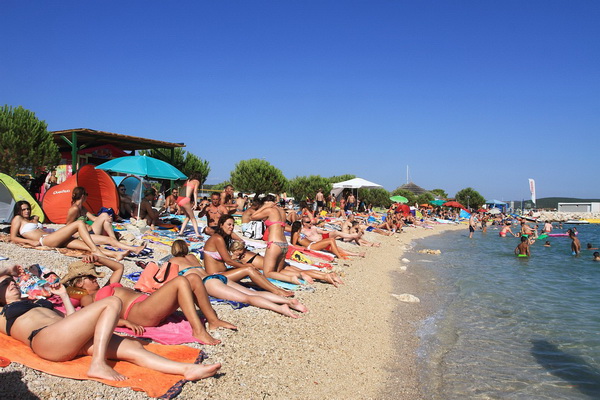 Na plaži Punta u Bibinjama održan 6. Memorijalni turnir u odbojci na pijesku za Tomislav Sikirića – Siku. Foto: Leo Banić Na plaži Punta u Bibinjama održan 6. Memorijalni turnir u odbojci na pijesku za Tomislav Sikirića – Siku. Foto: Leo Banić