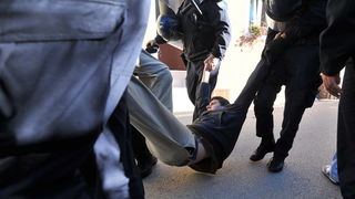 Zadar, 081112
Unatoc brojnim prosvjedima danas oko je oko 10h iz stana u zadarskoj cetvrti Arbanasi delozirana obitelj Vukic. Ulaz su svojim tijelima blokirali clanovi obitelji te njihovi prijatelji koje je policija bez otpora za ruke i noge odnijela u po Zadar, 081112
Unatoc brojnim prosvjedima danas oko je oko 10h iz stana u zadarskoj cetvrti Arbanasi delozirana obitelj Vukic. Ulaz su svojim tijelima blokirali clanovi obitelji te njihovi prijatelji koje je policija bez otpora za ruke i noge odnijela u po