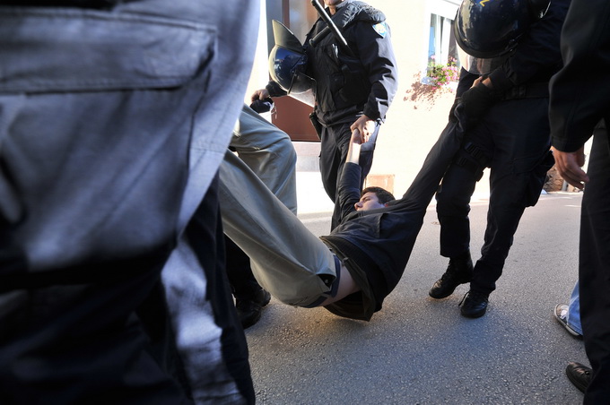 Zadar, 081112
Unatoc brojnim prosvjedima danas oko je oko 10h iz stana u zadarskoj cetvrti Arbanasi delozirana obitelj Vukic. Ulaz su svojim tijelima blokirali clanovi obitelji te njihovi prijatelji koje je policija bez otpora za ruke i noge odnijela u po Zadar, 081112
Unatoc brojnim prosvjedima danas oko je oko 10h iz stana u zadarskoj cetvrti Arbanasi delozirana obitelj Vukic. Ulaz su svojim tijelima blokirali clanovi obitelji te njihovi prijatelji koje je policija bez otpora za ruke i noge odnijela u po