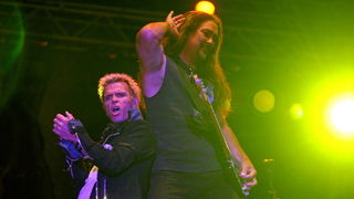 Zagreb, 210610.
Na Jarunu se od 21.-23.06. odrzava glazbeni spektakl T-Mobile INmusic festival na kojem ce nastupiti mnogobrojni izvodjaci kako iz zemlje tako i svijeta.
Danas se odrzao drugi dan.
Na slici: Billy Idol.
Foto: Neja Markicevic / CROPIX Zagreb, 210610.
Na Jarunu se od 21.-23.06. odrzava glazbeni spektakl T-Mobile INmusic festival na kojem ce nastupiti mnogobrojni izvodjaci kako iz zemlje tako i svijeta.
Danas se odrzao drugi dan.
Na slici: Billy Idol.
Foto: Neja Markicevic / CROPIX