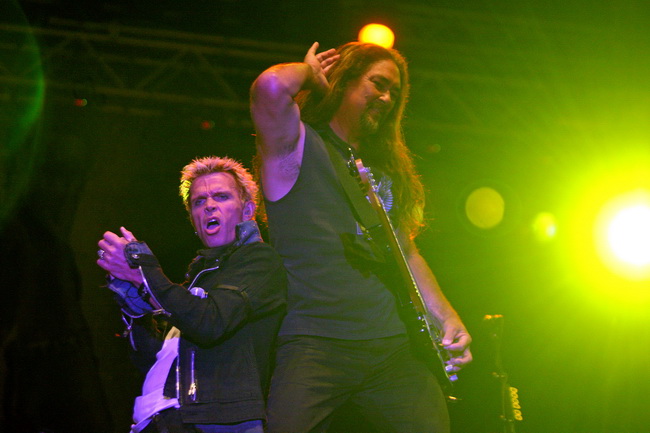 Zagreb, 210610.
Na Jarunu se od 21.-23.06. odrzava glazbeni spektakl T-Mobile INmusic festival na kojem ce nastupiti mnogobrojni izvodjaci kako iz zemlje tako i svijeta.
Danas se odrzao drugi dan.
Na slici: Billy Idol.
Foto: Neja Markicevic / CROPIX Zagreb, 210610.
Na Jarunu se od 21.-23.06. odrzava glazbeni spektakl T-Mobile INmusic festival na kojem ce nastupiti mnogobrojni izvodjaci kako iz zemlje tako i svijeta.
Danas se odrzao drugi dan.
Na slici: Billy Idol.
Foto: Neja Markicevic / CROPIX