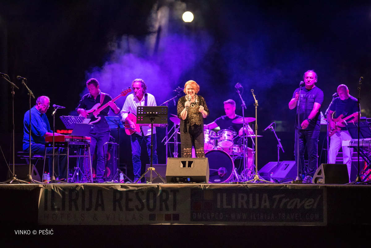 Zorica Kondža i klapa Cambi @ bazen Ilirije u Biogradu