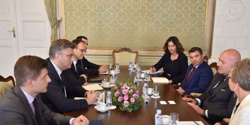 Predsjednik  Vlade Andrej Plenković primio je danas u Banskim dvorima predsjednika DOĞUŞ Grupe, Ferita Şahenka, u čijoj je pratnji dio predsjednik Uprave društva D-Marin, Burak Baykan, te predstavnice Europske banke za obnovu i razvoj (EBRD), Vedranu Jelu