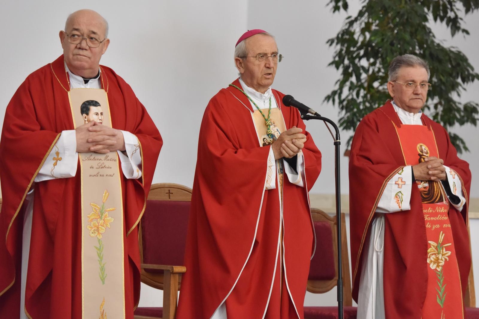 Zadarski nadbiskup Puljić predvodio svetu misu u Kistanjama povodom obilježavanja obljetnice proglašenja blaženim Serafina Kodića Zadarski nadbiskup Puljić predvodio svetu misu u Kistanjama povodom obilježavanja obljetnice proglašenja blaženim Serafina Kodića