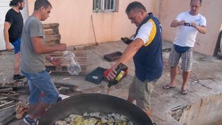 Tunuara 2016 – defile ribarica, spremanje brudeta, demonstracija ribarske vještine i koncert Zorica Kondža. Foto: TZ općine Kali/Adam Vidas Tunuara 2016 – defile ribarica, spremanje brudeta, demonstracija ribarske vještine i koncert Zorica Kondža. Foto: TZ općine Kali/Adam Vidas