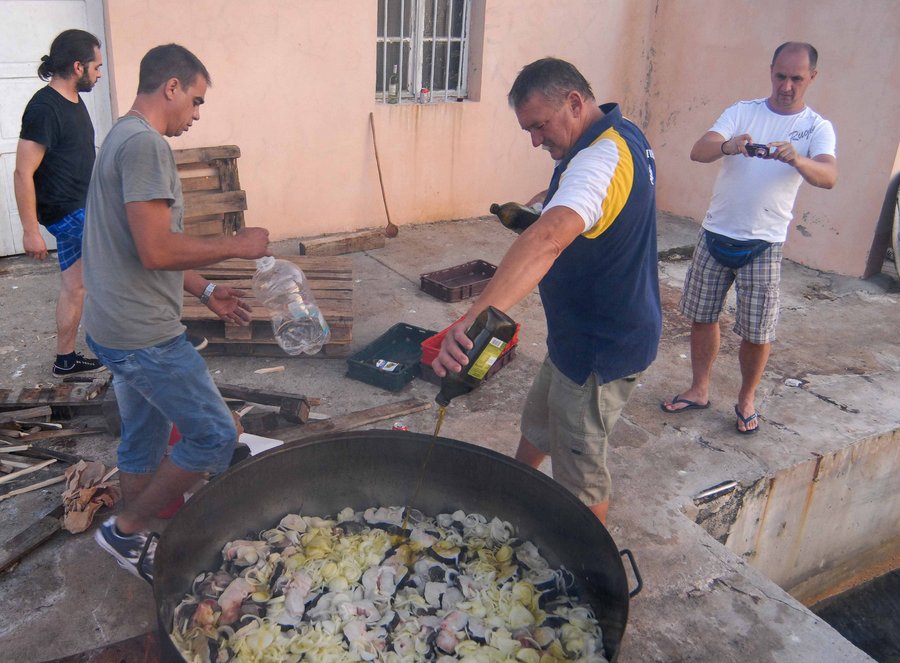 Tunuara 2016 – defile ribarica, spremanje brudeta, demonstracija ribarske vještine i koncert Zorica Kondža. Foto: TZ općine Kali/Adam Vidas Tunuara 2016 – defile ribarica, spremanje brudeta, demonstracija ribarske vještine i koncert Zorica Kondža. Foto: TZ općine Kali/Adam Vidas