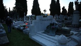 Na Gradskom groblju gradjani se prisjecaju svojih najbliznjih koji vise nisu s njima, a na centralnom dijelu zapaljene su svijece za sve stradale u Domovinskom ratu. Photo: Filip Brala/PIXSELL Na Gradskom groblju gradjani se prisjecaju svojih najbliznjih koji vise nisu s njima, a na centralnom dijelu zapaljene su svijece za sve stradale u Domovinskom ratu. Photo: Filip Brala/PIXSELL