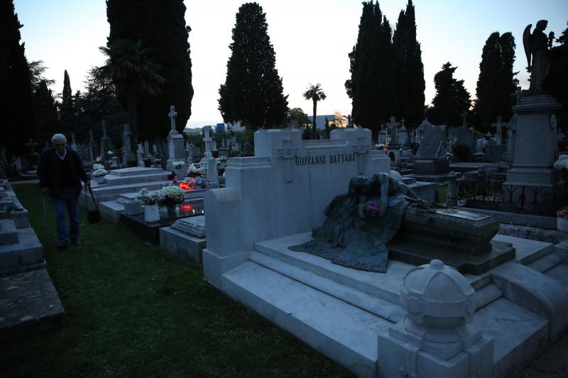 Na Gradskom groblju gradjani se prisjecaju svojih najbliznjih koji vise nisu s njima, a na centralnom dijelu zapaljene su svijece za sve stradale u Domovinskom ratu. Photo: Filip Brala/PIXSELL Na Gradskom groblju gradjani se prisjecaju svojih najbliznjih koji vise nisu s njima, a na centralnom dijelu zapaljene su svijece za sve stradale u Domovinskom ratu. Photo: Filip Brala/PIXSELL