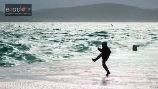 Đir po gradu, četvrtak 27. prosinca 2017. Dječak uživa u prskanju valova, olujno jugo, lome se valovi Đir po gradu, četvrtak 27. prosinca 2017. Dječak uživa u prskanju valova, olujno jugo, lome se valovi