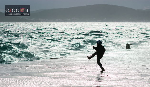 Đir po gradu, četvrtak 27. prosinca 2017. Dječak uživa u prskanju valova, olujno jugo, lome se valovi