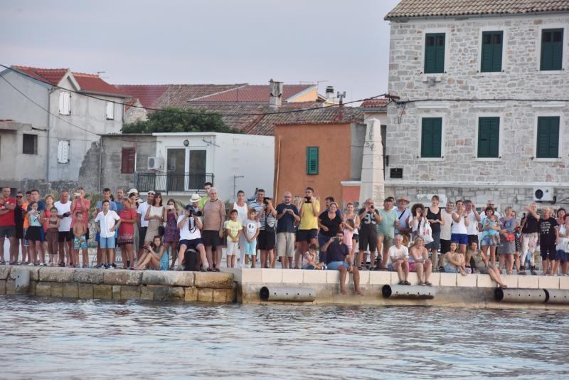 Tradicionalna ženska regata gajeta na vesla u Krapnju