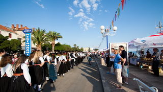 Biograd: 6. Dugi svehrvatski eno-eko-gastro-etno stol, Foto: Franjo Jurić Biograd: 6. Dugi svehrvatski eno-eko-gastro-etno stol, Foto: Franjo Jurić