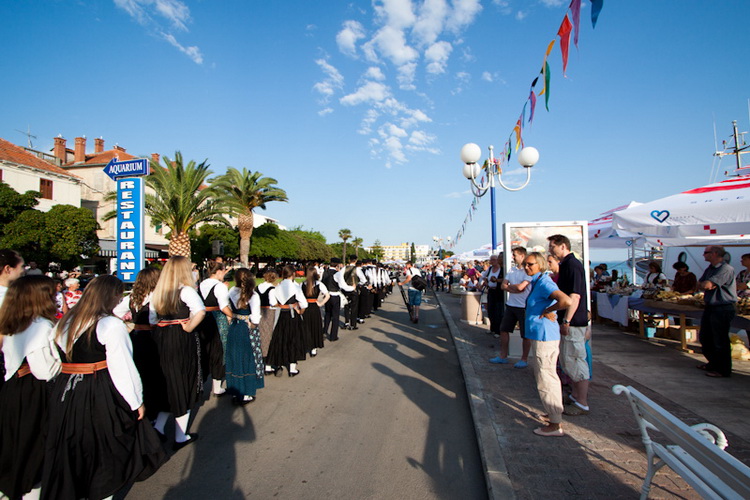Biograd: 6. Dugi svehrvatski eno-eko-gastro-etno stol, Foto: Franjo Jurić Biograd: 6. Dugi svehrvatski eno-eko-gastro-etno stol, Foto: Franjo Jurić