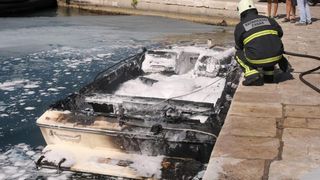 Oko 14 sati na benzinskoj stanici na Branimirovoj obali izbio je požar na gliseru. Požar su ugasili vatrogasci, a gliser je u potpunosti uništen. Photo: Dino Stanin/PIXSELL