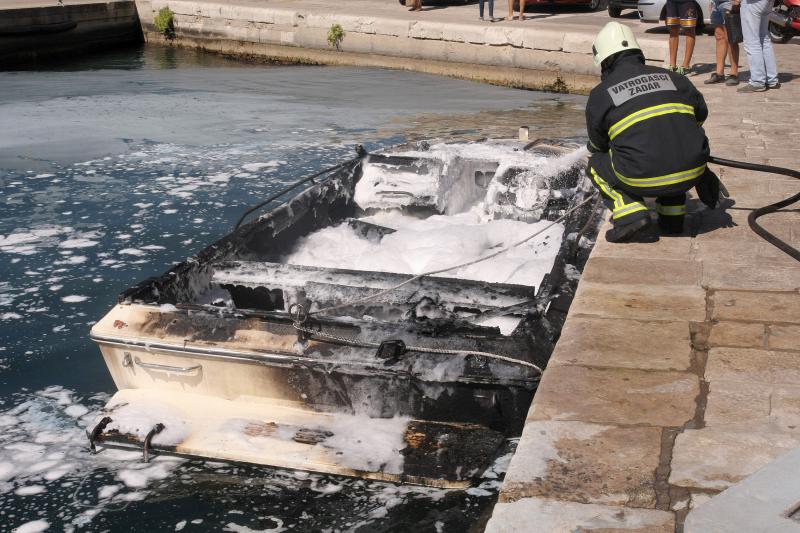 Oko 14 sati na benzinskoj stanici na Branimirovoj obali izbio je požar na gliseru. Požar su ugasili vatrogasci, a gliser je u potpunosti uništen. Photo: Dino Stanin/PIXSELL