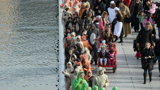 Zadar, 080213.
Poluotok. Maskirana povorka pod nazivom Karnevalic 057 krenula je sa Branimirove obale, preko mosta, Trga, Kalelarge sve do Arsenala. U Clubu Arsenal ceka ih zabavni program uz pjesmu, ples i predstavljanje maski.
Foto: Jure Miskovic / CR Zadar, 080213.
Poluotok. Maskirana povorka pod nazivom Karnevalic 057 krenula je sa Branimirove obale, preko mosta, Trga, Kalelarge sve do Arsenala. U Clubu Arsenal ceka ih zabavni program uz pjesmu, ples i predstavljanje maski.
Foto: Jure Miskovic / CR