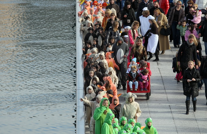 Zadar, 080213.
Poluotok. Maskirana povorka pod nazivom Karnevalic 057 krenula je sa Branimirove obale, preko mosta, Trga, Kalelarge sve do Arsenala. U Clubu Arsenal ceka ih zabavni program uz pjesmu, ples i predstavljanje maski.
Foto: Jure Miskovic / CR Zadar, 080213.
Poluotok. Maskirana povorka pod nazivom Karnevalic 057 krenula je sa Branimirove obale, preko mosta, Trga, Kalelarge sve do Arsenala. U Clubu Arsenal ceka ih zabavni program uz pjesmu, ples i predstavljanje maski.
Foto: Jure Miskovic / CR