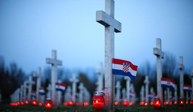 U Vukovaru su upaljene svijeće za poginule hrvatske branitelje i civile na Memorijalnom groblju žrtava iz Domovinskog rata. Photo: Petar Glebov/PIXSELL