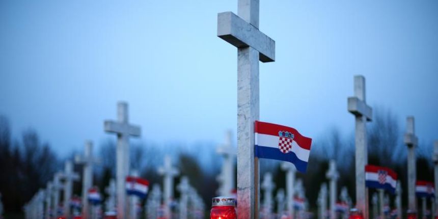 U Vukovaru su upaljene svijeće za poginule hrvatske branitelje i civile na Memorijalnom groblju žrtava iz Domovinskog rata. Photo: Petar Glebov/PIXSELL