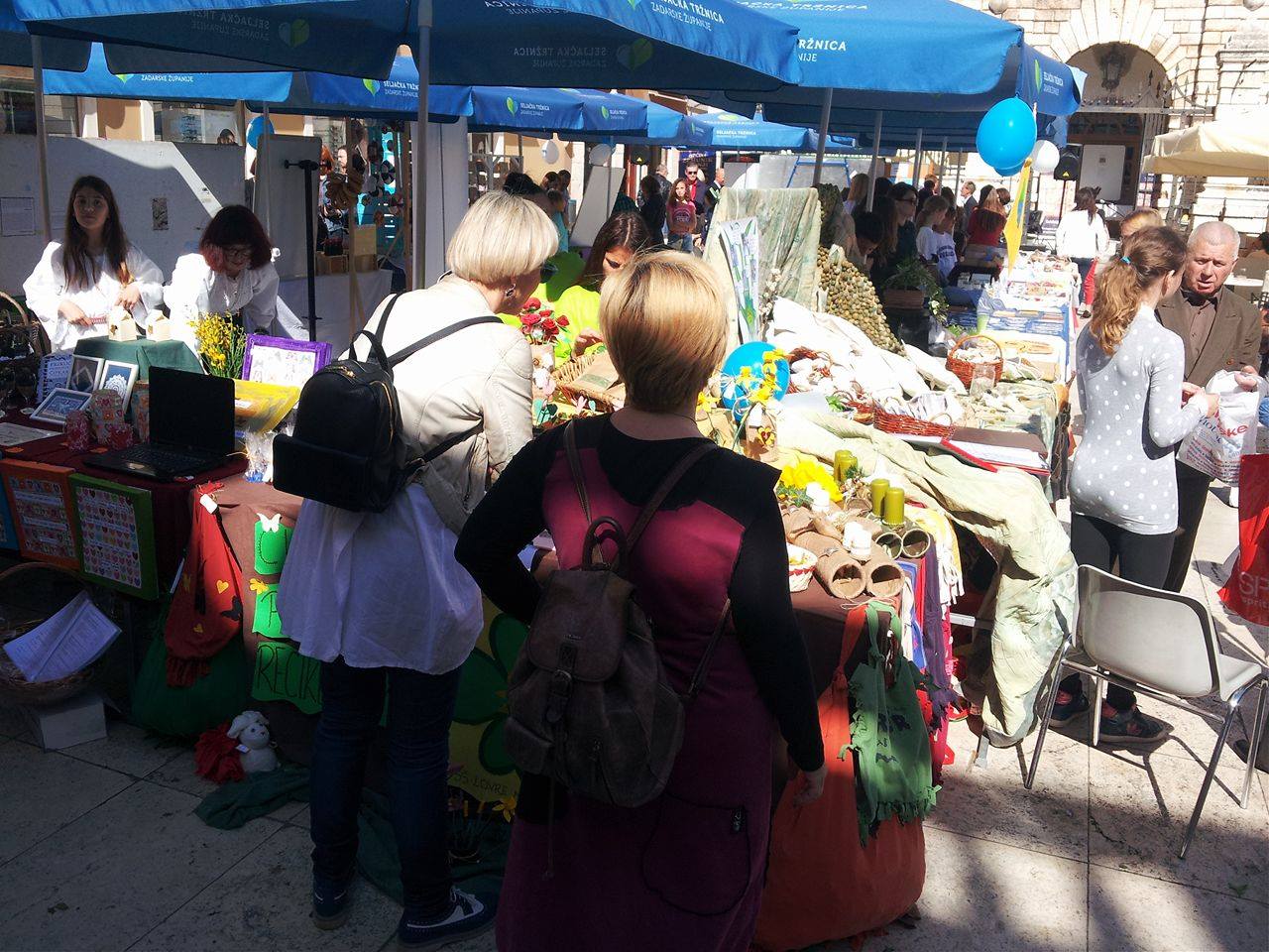 smotra učeničkih zadruga na Narodnom trgu; kreativnost na djelu; suveniri