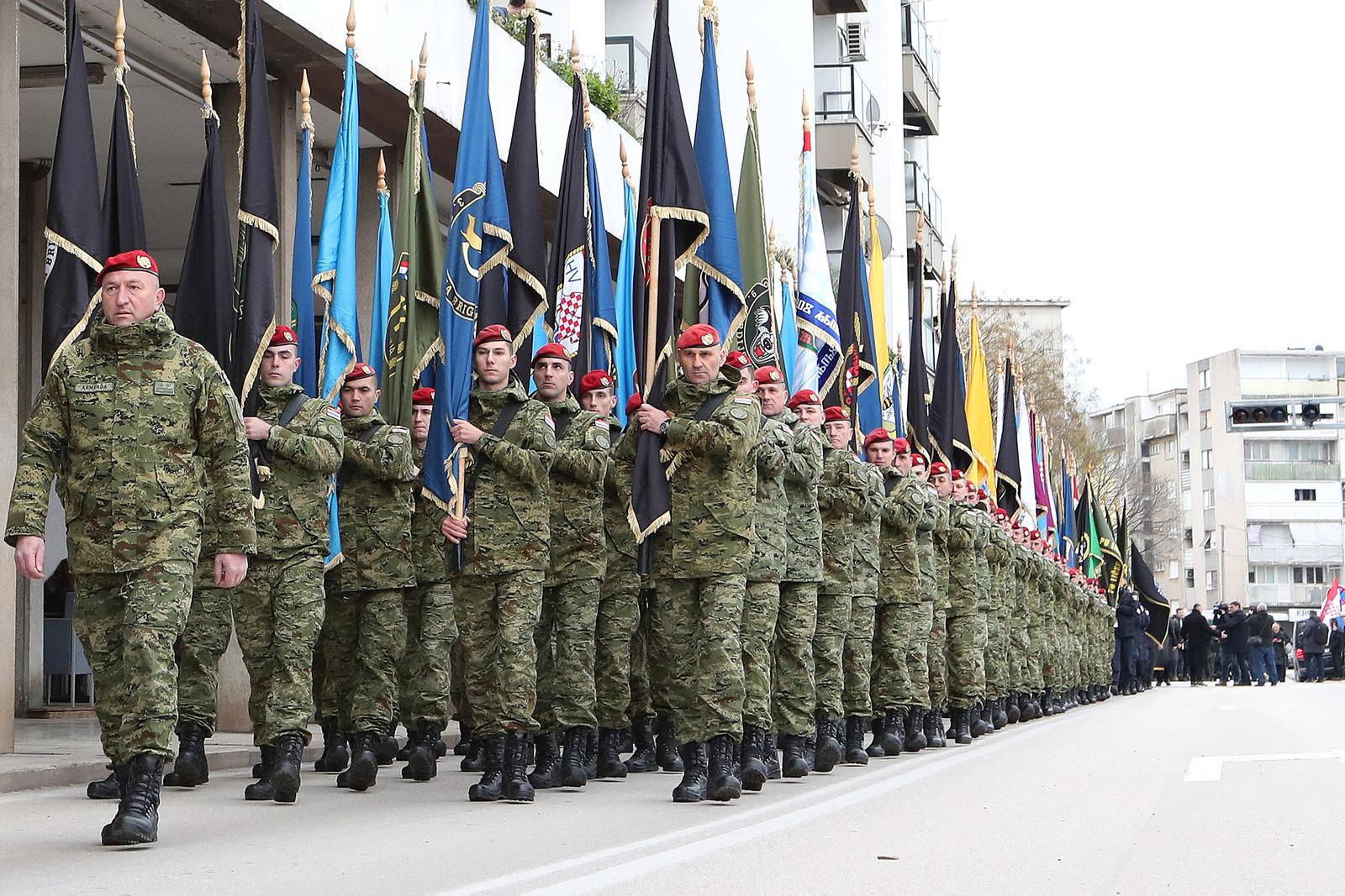 Mimohod pripadnika OSRH i MUP-a s ratnim zastavama povodom 30. obljetnice VRO Maslenica Mimohod pripadnika OSRH i MUP-a s ratnim zastavama povodom 30. obljetnice VRO Maslenica