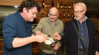 Restoran Foša: Chef Damr Tomljanović oduševio japanskog kolegu pripremom “dalmatinskog sushija” Restoran Foša: Chef Damr Tomljanović oduševio japanskog kolegu pripremom “dalmatinskog sushija”