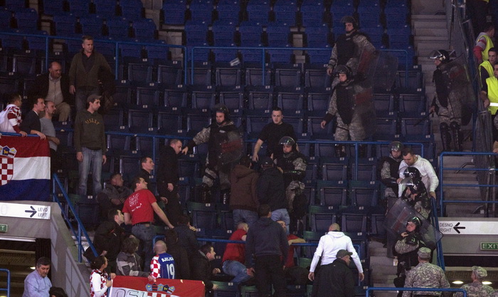 Beograd, 270112.
Arena Beograd.
10. Europsko prvenstvo u rukometu za muskarce.
Polufinalna utakmica izmedju Hrvatske i Srbije.
Na fotografiji: hrvatski i srpski navijaci u udaljeni nekoliko metara, policija sprijecava kontakt.
Foto: Ante Cizmic / CROPIX