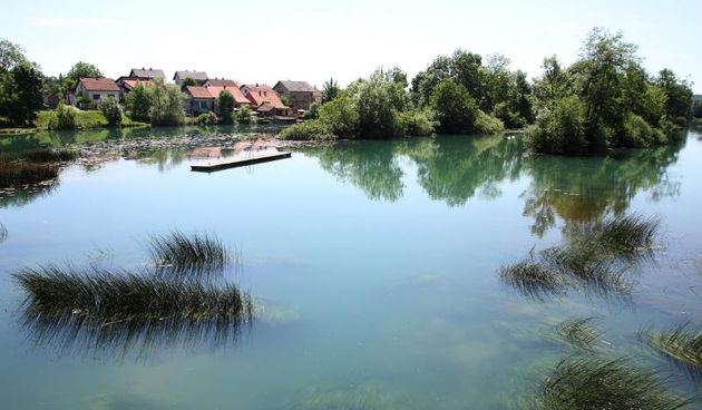 Rijeka Mreznica u sredistu Duga Rese i Gradsko kupaliste. Photo: Kristina Stedul Fabac/PIXSELL